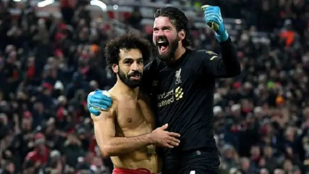 حارس ليفربول يرد على تصريحات محمد صلاح ويعزز دعم سلوت بعد جدل انتقال أليسون